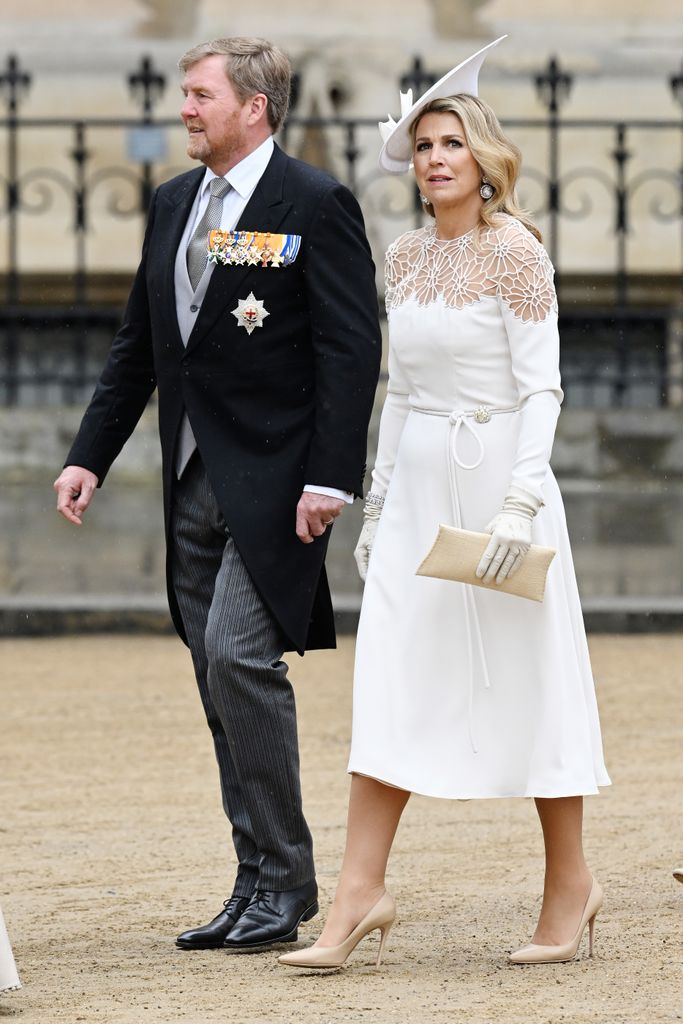 Rainha Máxima com Willem-Alexander entrando na Abadia de Westminster