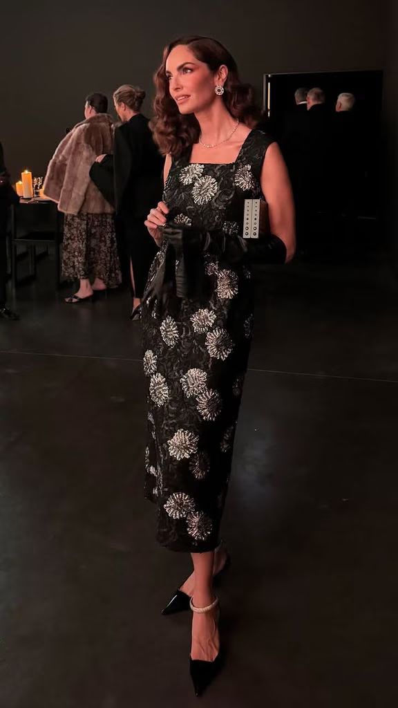 Eugenia Silva en Junya Watanabe vintage - robe noire avec détails floraux et longs gants noirs