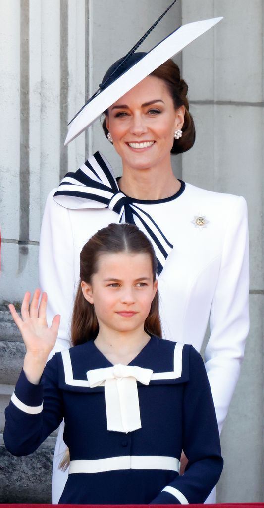 Princesa Charlotte e Princesa Kate ambas em trajes náuticos