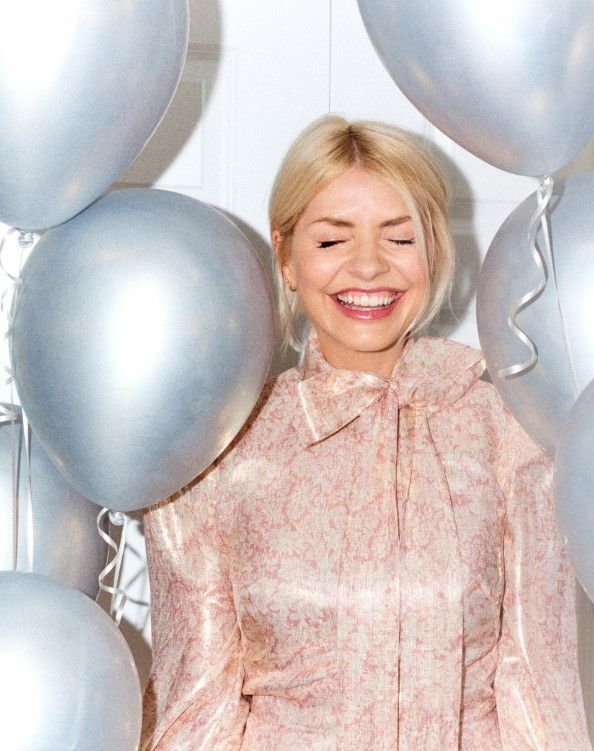 Holly Willoughby usa minivestido metálico para comemorar o aniversário de Wylde Moon