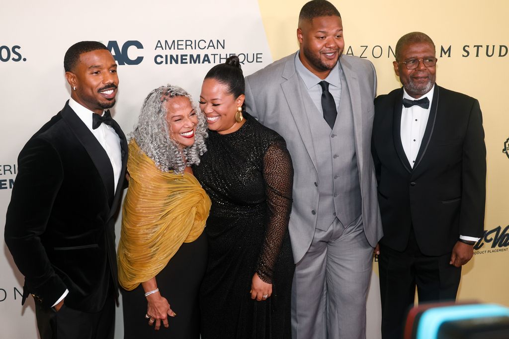 Michael B. Jordan, Donna Jordan, Jamila Jordan-Theus, Khalid Jordan et Michael A. Jordan assistent à la 39e cérémonie de remise des prix de la cinémathèque américaine en l'honneur de Michael B. Jordan au Beverly Hilton le 20 novembre 2025 à Beverly Hills, Californie