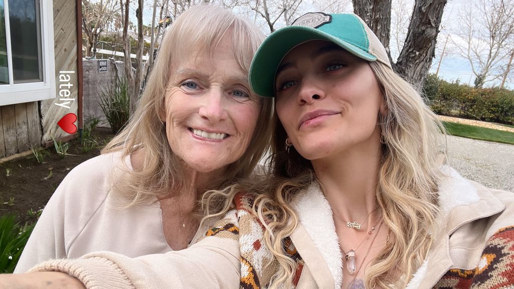 photo instagram de paris jackson et debbie rowe souriant