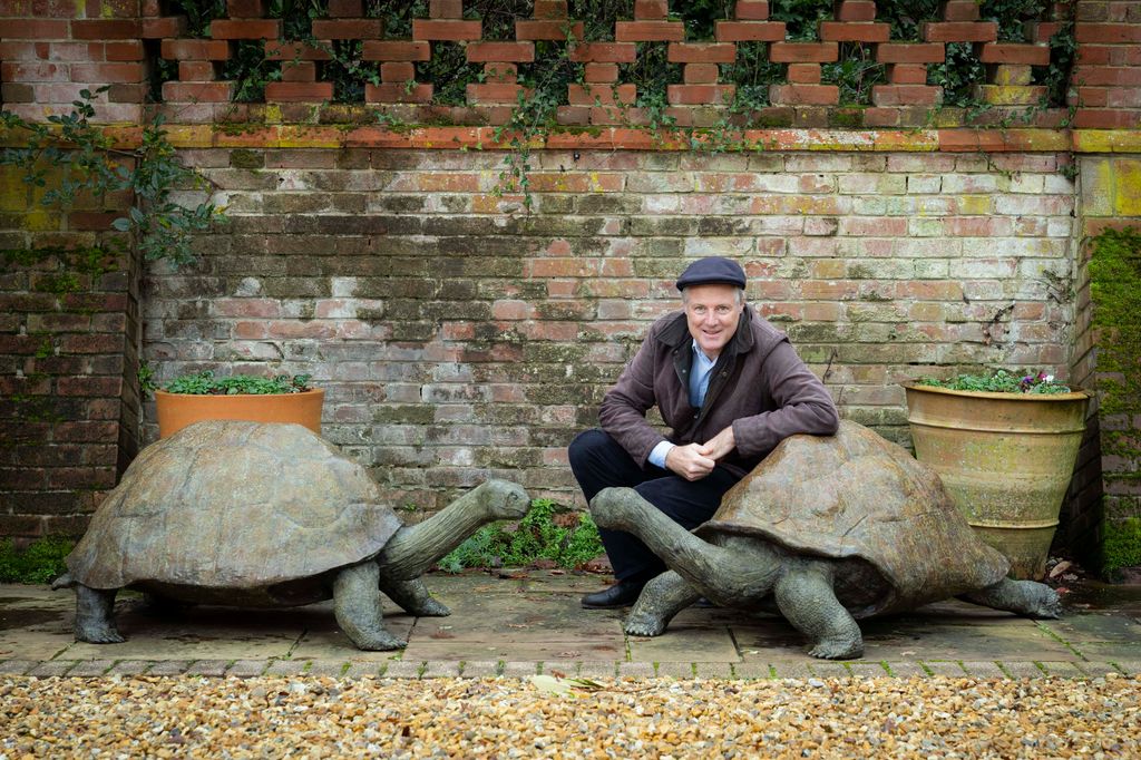 Zac avec ses sculptures de tortues géantes des Galapagos