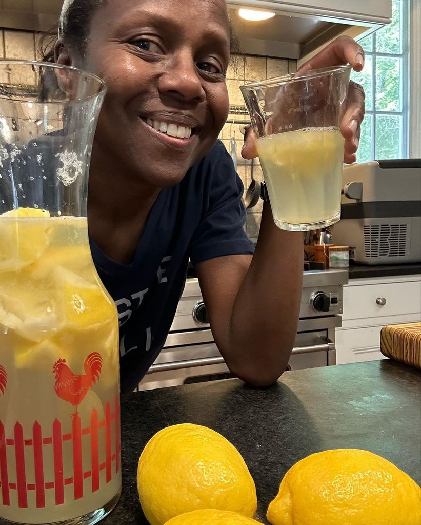 Deborah makes some lemonade 