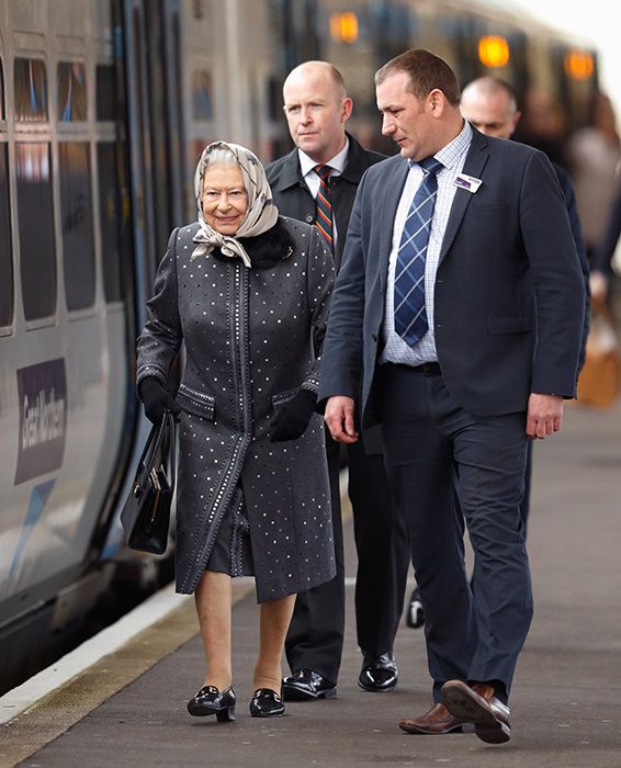 The Queen cancels Christmas travel plans because of 'heavy cold'