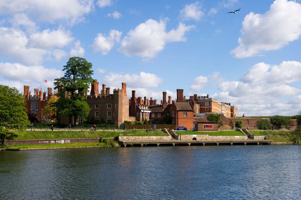 Vue extérieure du palais de Hampton Court au bord de la rivière