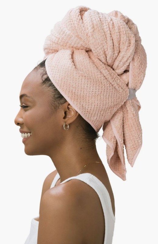 https://images.hellomagazine.com/horizon/original_aspect_ratio/7261888d8590-hair-towel.png