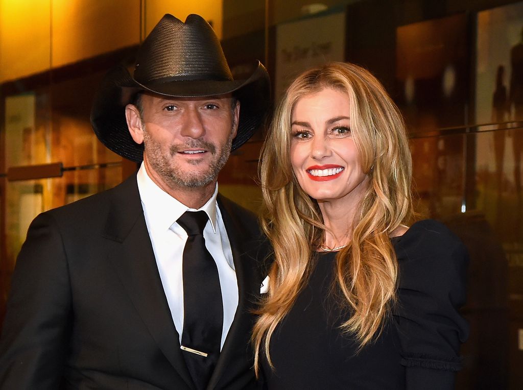 tim mcgraw and faith hill embracing