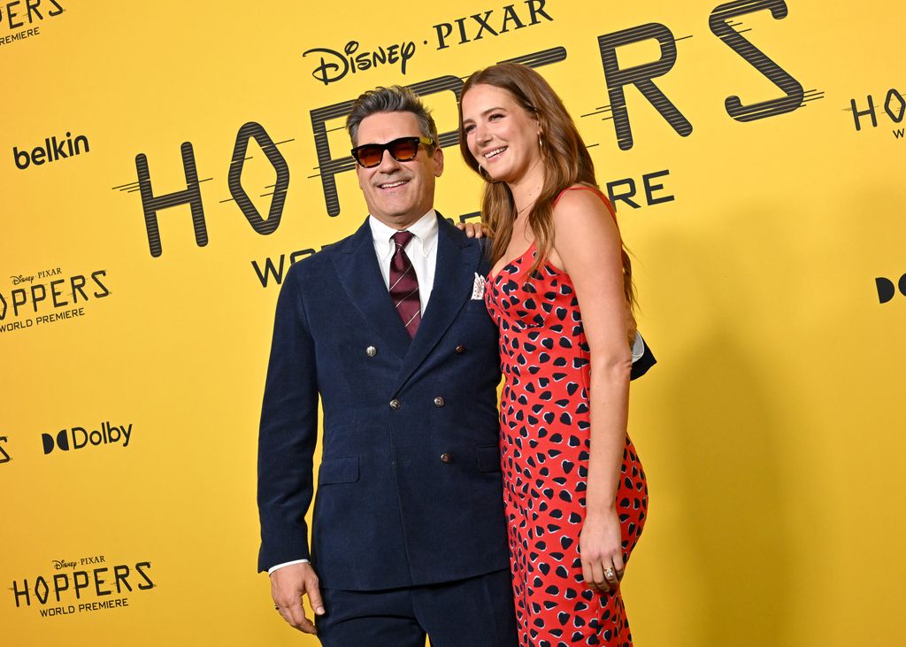 Jon Hamm porte son accessoire préféré sur le tapis rouge lors d'un rendez-vous avec sa femme actrice de 17 ans sa cadette 2 Jon Hamm et Anna Esceola à la première de Hoppers