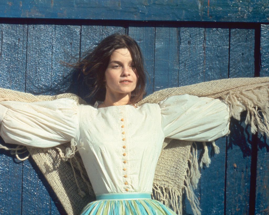Qu'est-il arrivé à Geneviève Bujold, co-vedette de Richard Burton, nominée aux Oscars ? 3 Photo de Geneviève Bujold en blouse blanche devant un mur bleu à Kamouraska