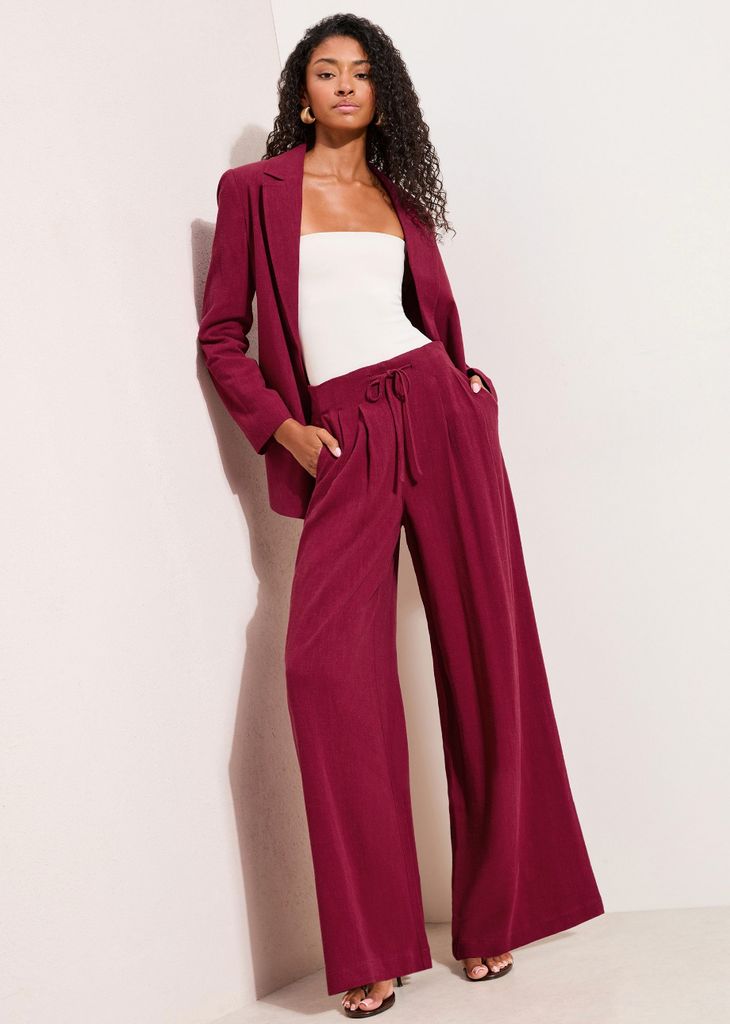 Les tenues BGT 2026 d'Amanda Holden sont une masterclass de style intemporel à 55 ans - achetez son style 13 Des amis aiment ce costume bordeaux