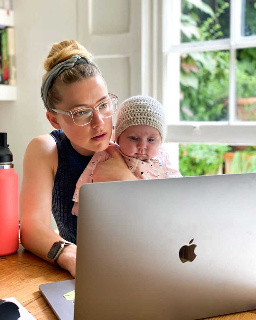 amber heard with daughter oonagh staring at laptop