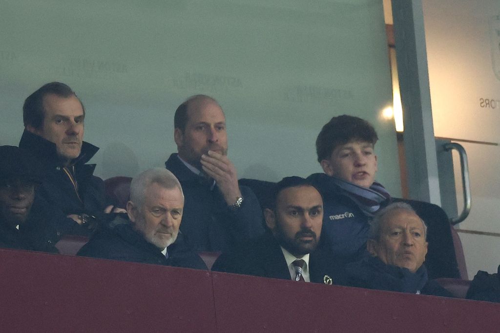 Le prince de Galles regarde depuis les tribunes lors du match de football de l'UEFA Europa League, le 29 janvier 2026.