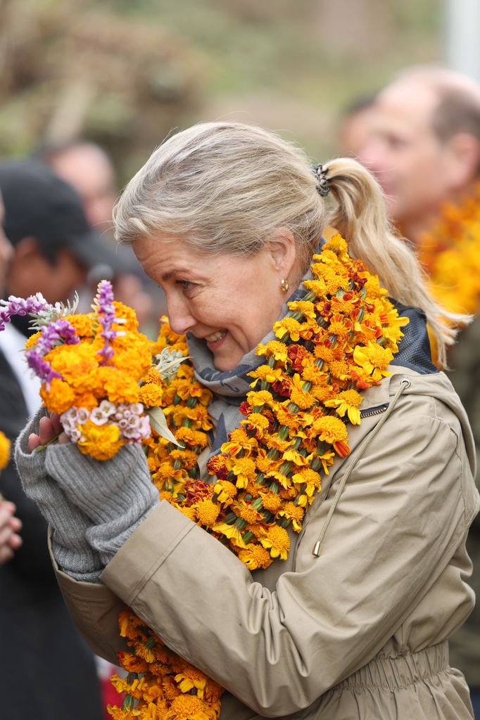 Sophie, Duchess of Edinburgh tiba untuk tur ke Pusat Komunitas Gurung 