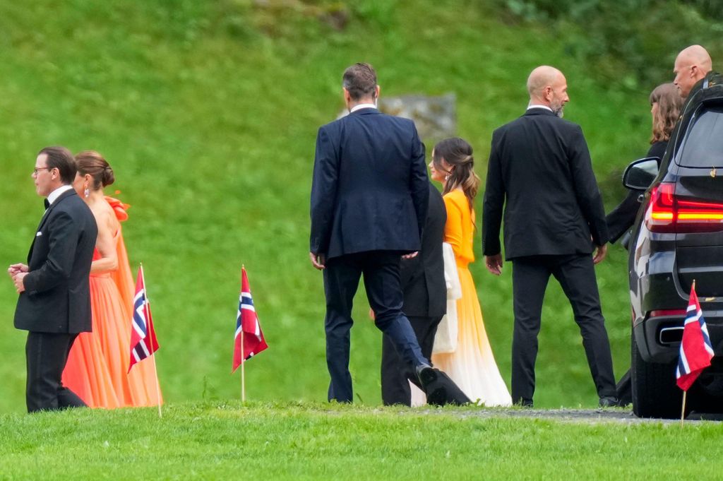 Kronprinzessin Victoria und Prinzessin Sofia sahen in auffälligen zitronenfarbenen Kleidern wunderschön aus