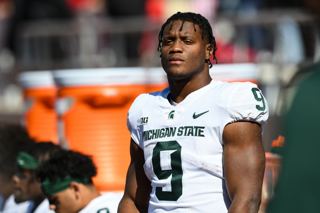 Kenneth Walker (9), RB de l'État du Michigan, lors d'un match de football universitaire entre les Spartans de l'État du Michigan et les Indiana Hoosiers, le 16 octobre 2021, au Memorial Stadium de Bloomington, IN.