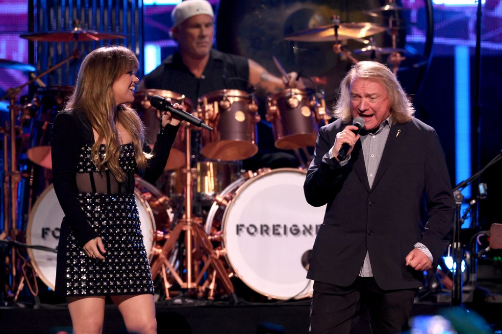   Kelly Clarkson e Lou Gramm do Foreigner se apresentam no palco