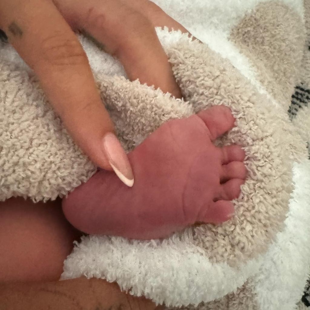 Justin Bieber shares an image of his new born sons foot