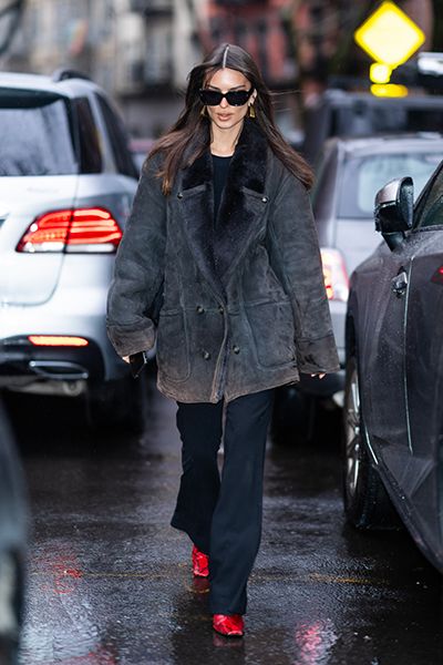 Emily Ratajkowski is giving 'grad-girl chic' as she delivers speech at ...