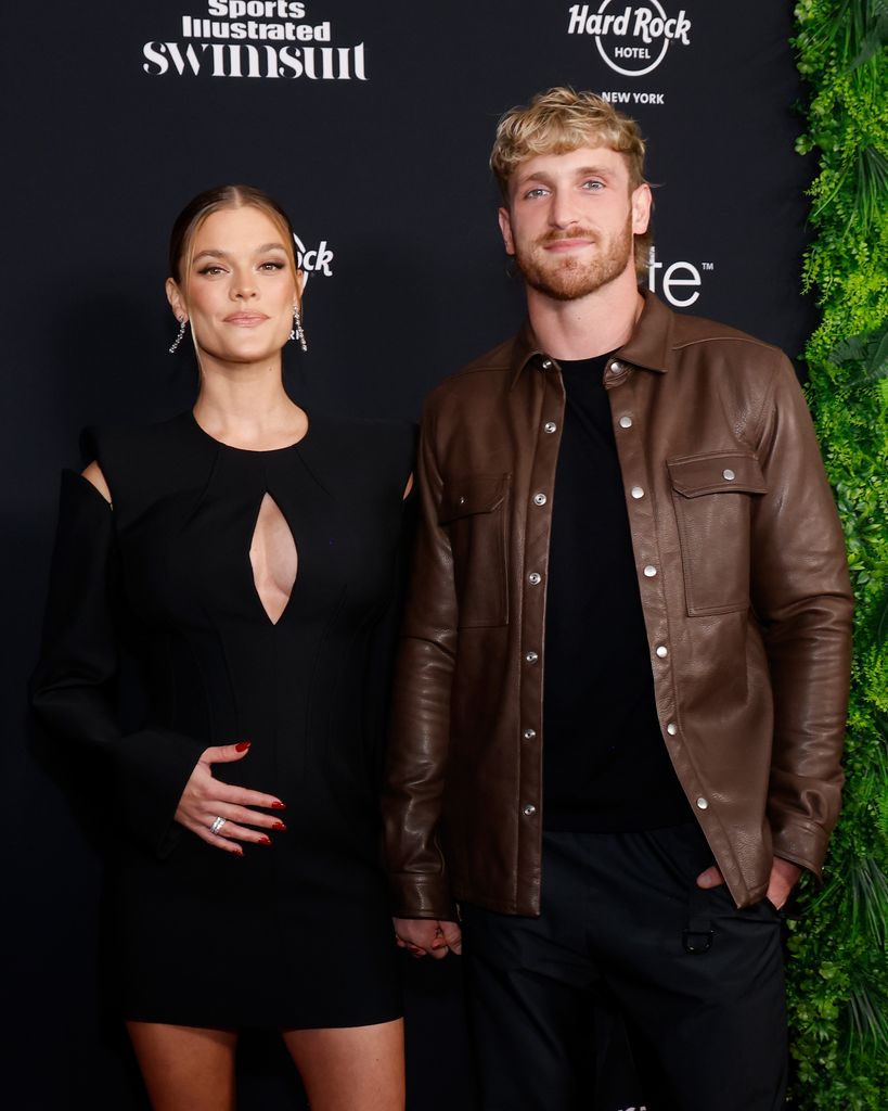 photo de Nina Agdal et Logan Paul se tenant la main