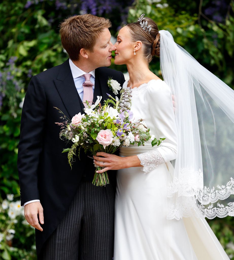 Hugh Grosvenor, Duke of Westminster and Olivia Grosvenor, Duchess of Westminster Kuss when they leave the Chester Cathedral after their wedding ceremony
