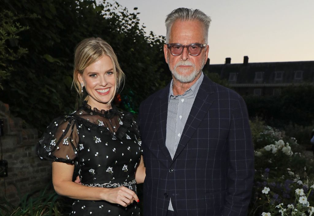 Où est maintenant le détective des années 70 Eddie Shoestring ? Ce que Trevor Eve a fait ensuite 3 Alice Eve avec son père Trevor lors d'une garden-party