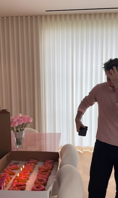 Brooklyn debout dans une salle à manger dotée d'une table en quartz rose