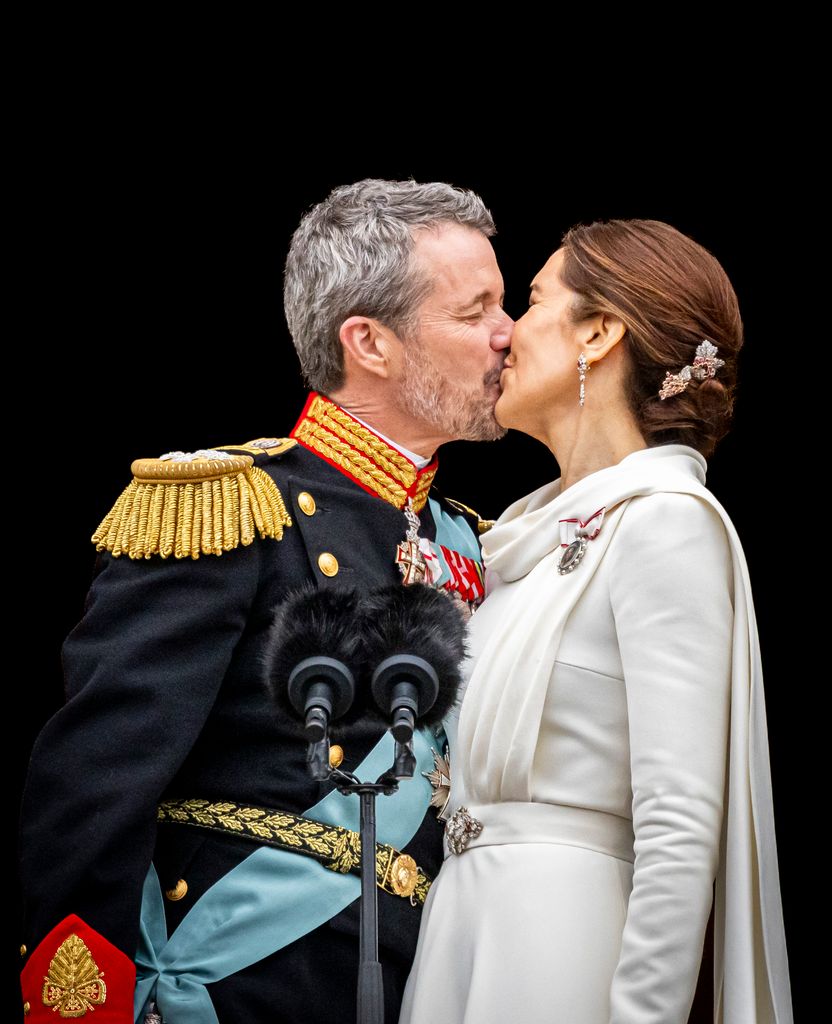 Le roi Frederik embrassant la reine Mary