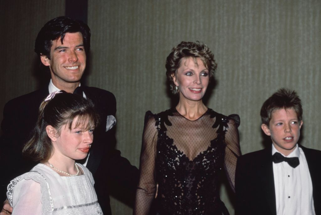 Irish actor Pierce Brosnan, his wife Australian actress Cassandra Harris (1948-1991) and Harris's children, Charlotte Harris and Christopher Harris, attend the Opening Night performance of 'Cats,' held at the Shubert Theatre in Los Angeles, California, 11th January 1985.  (Photo by Vinnie Zuffante/Getty Images)