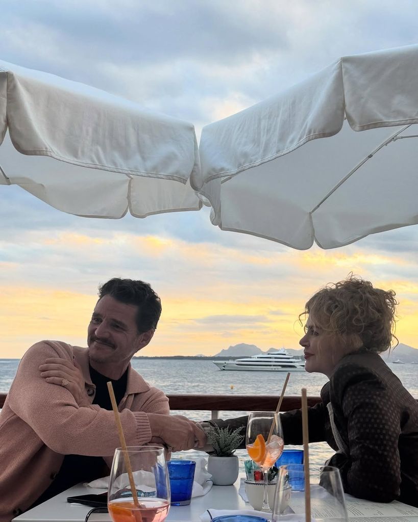 Nicole se ve colgando con Pedro Pascal.