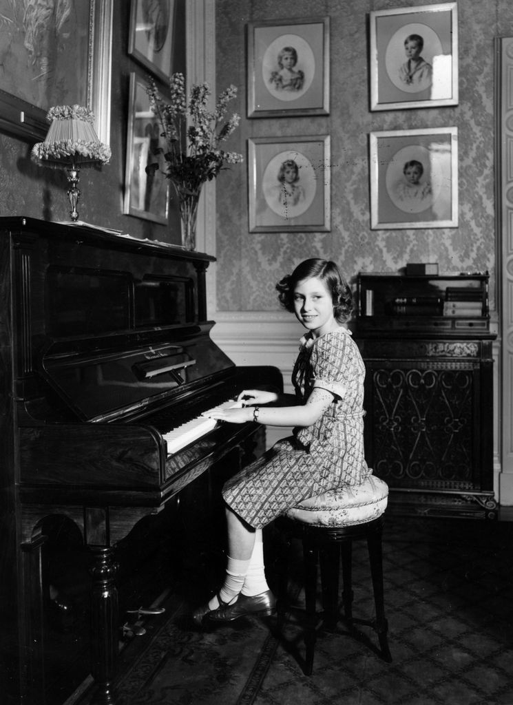 La princesse Margaret jouant du piano au Royal Lodge en 1940