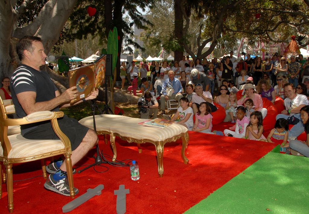 Robin reads to children in 2008 for the Elizabeth Glaser Pediatric AIDS Foundation