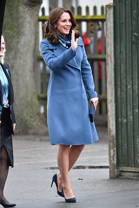 Kate Middleton wears blue coat and scarf at Roe Green Junior School ...