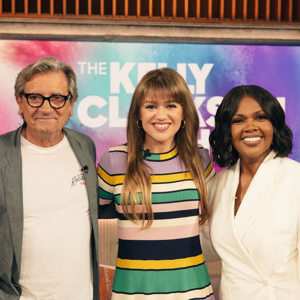 Kelly Clarkson (centro) com Griffin Dunne (esquerda) e Cece Winans