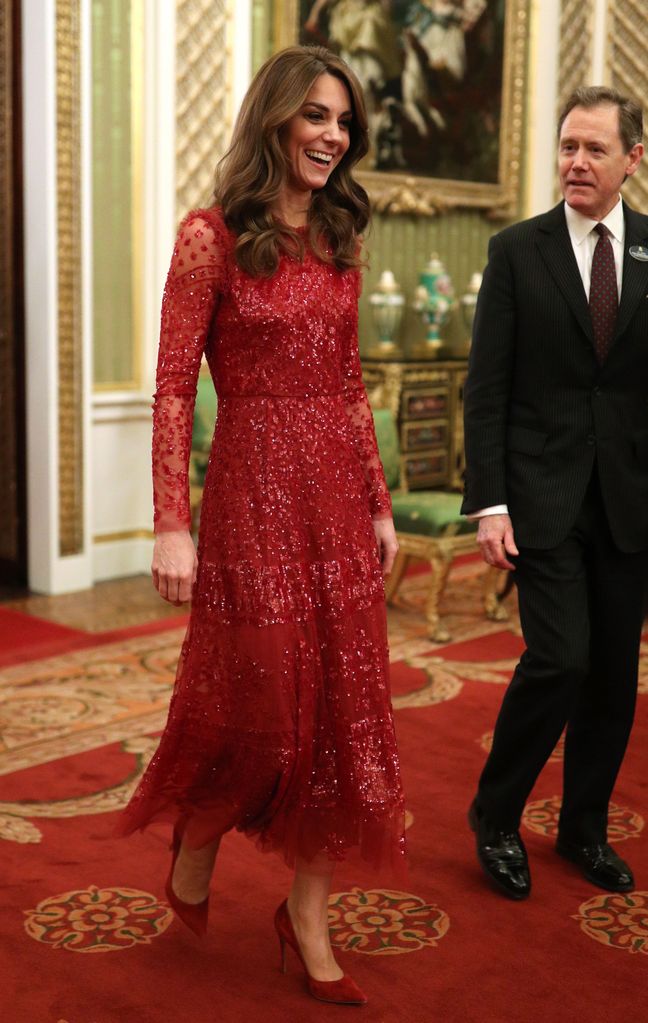 Princesa Kate brilhando em Needle & Thread durante uma recepção para marcar a Cúpula de Investimentos Reino Unido-África no Palácio de Buckingham