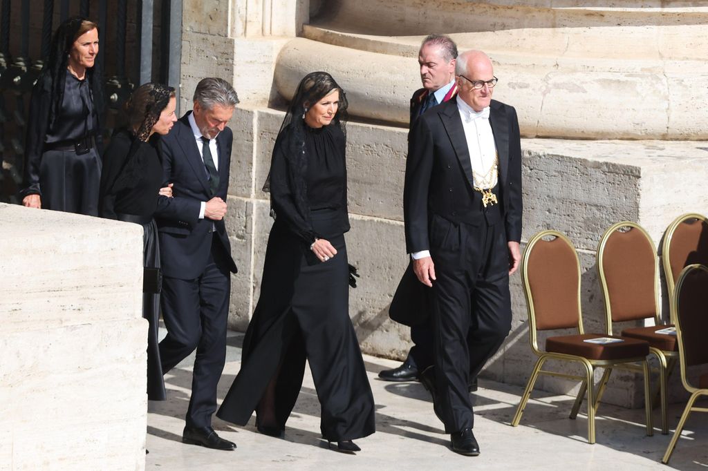 Sra. Maxima para viajar en un grupo de hombres con vestido negro