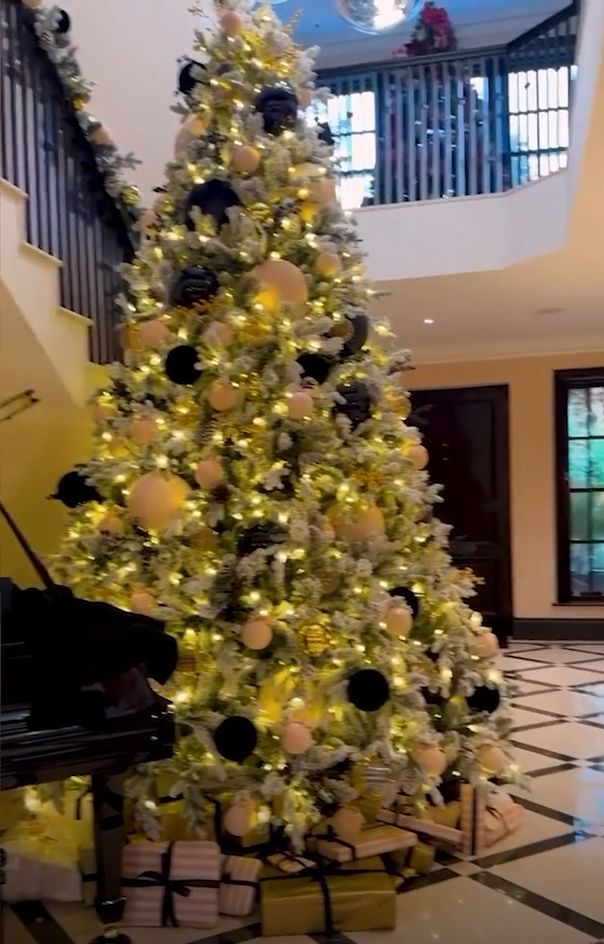 Amanda Holden's black and white Christmas tree in 2024