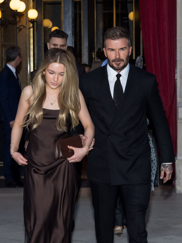   Harper Beckham dan David Beckham berjalan di Paris mengenakan pakaian pintar