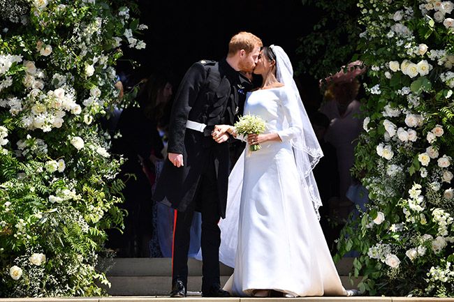 prince harry and meghan markle kiss at the royal wedding
