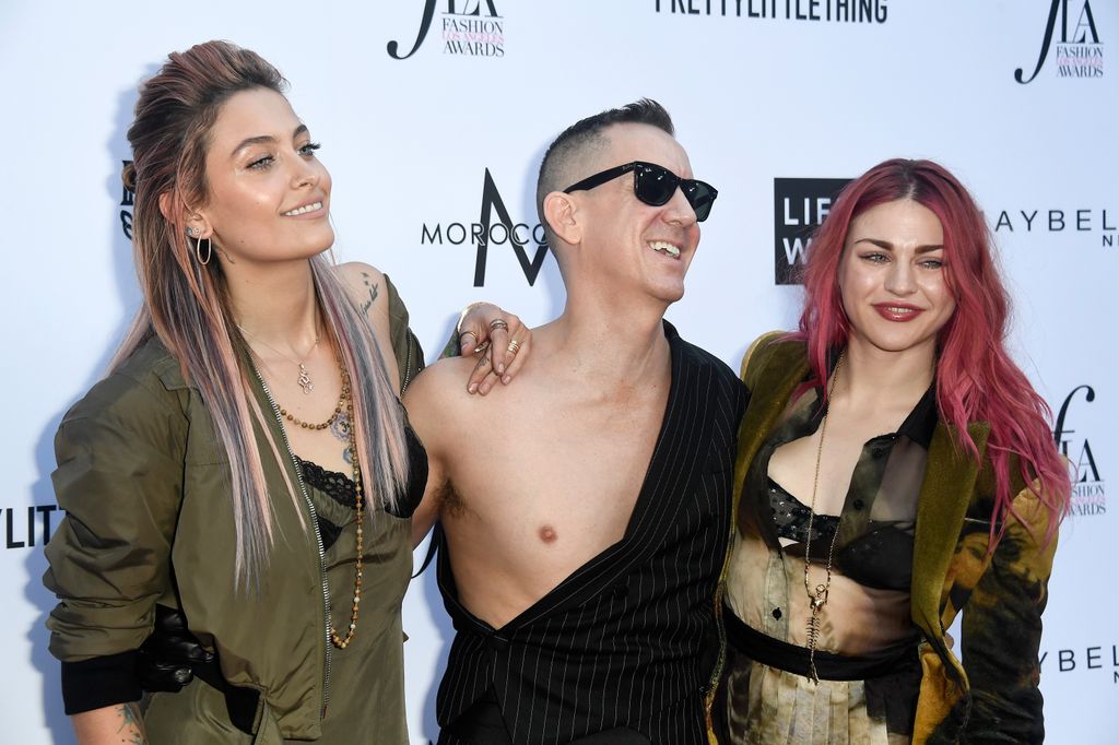 BEVERLY HILLS, CA - APRIL 08:  (L-R) Paris Jackson, honoree Jeremy Scott, and Frances Bean Cobain attend The Daily Front Row's 4th Annual Fashion Los Angeles Awards at Beverly Hills Hotel on April 8, 2018 in Beverly Hills, California.  (Photo by Frazer Harrison/Getty Images)