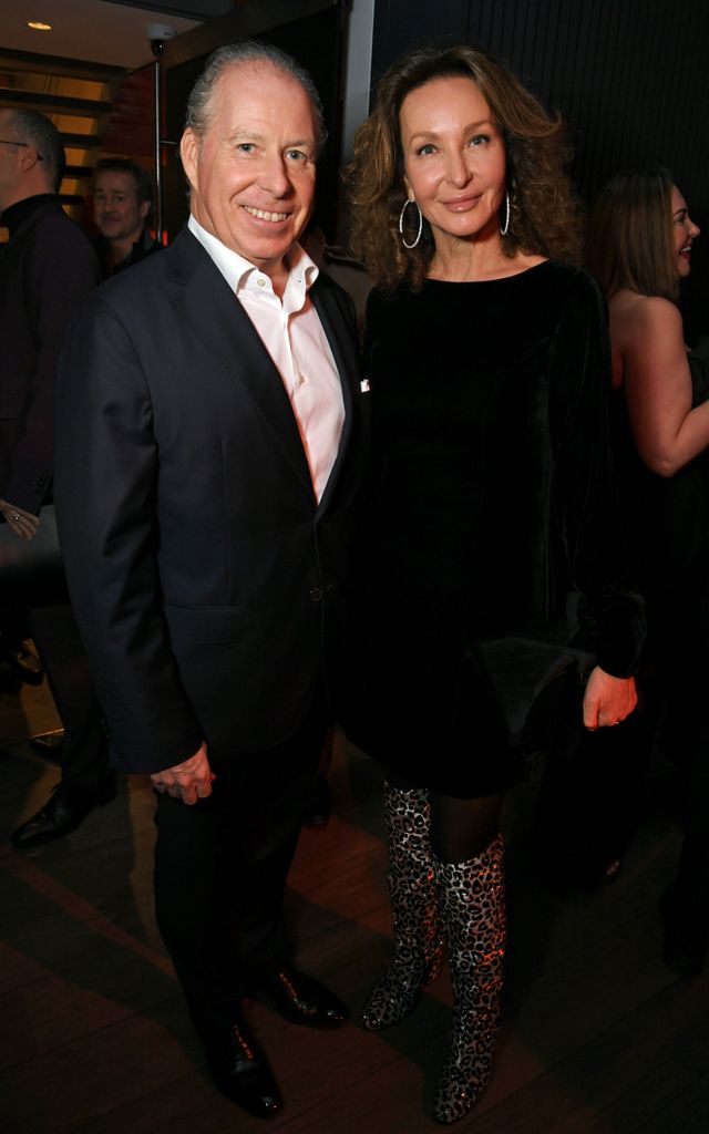 Le fils de la princesse Margaret, David Armstrong-Jones, de « bonne humeur » lors d'une apparition surprise à la Fashion Week de Londres 1 David Armstrong-Jones, 2e comte de Snowdon, et Isabelle Chopin De La Bruyère ont posé dans une pièce sombre