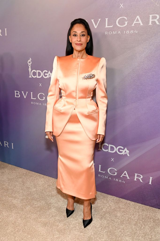 photo de tracee ellis ross en tenue or rose cdga awards