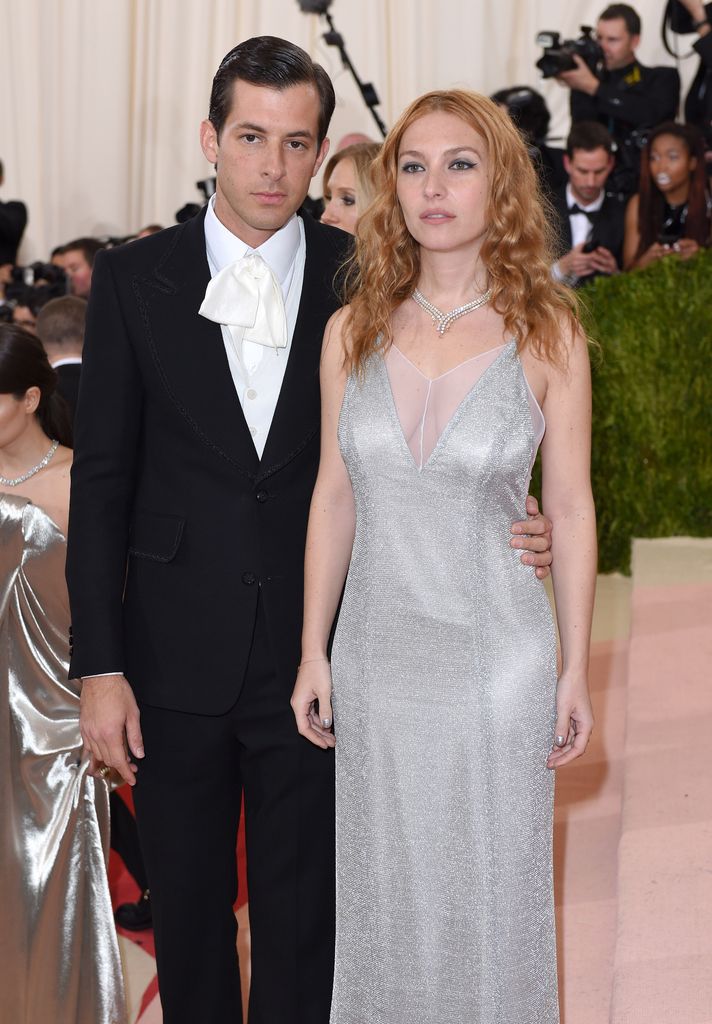 Rencontrez la famille de Mark Ronson - y compris l'épouse de l'actrice et sa mère mégastar hollywoodienne 3 Mark Ronson et Joséphine de La Baume au Met Gala en 2016
