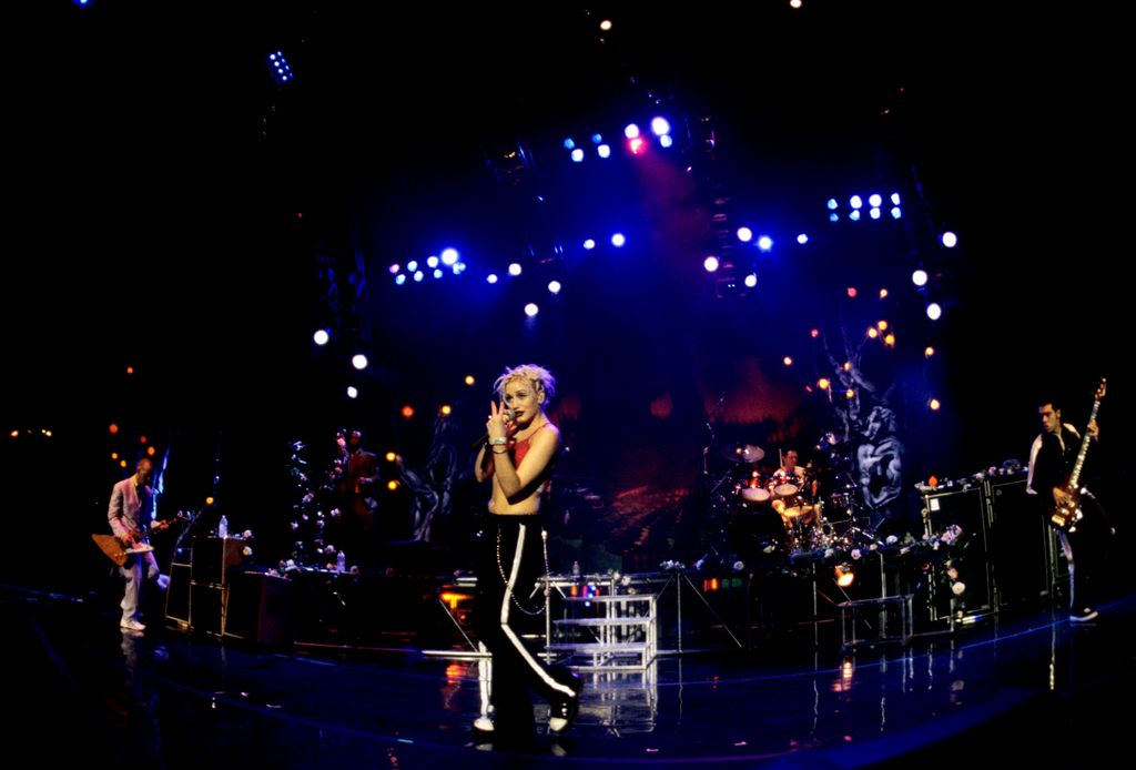 Gwen Stefani étourdit dans un haut court brûlant et un pantalon en cuir moulant dans un article de retour 1 Gwen Stefani sur scène en haut rouge et pantalon noir en 1977