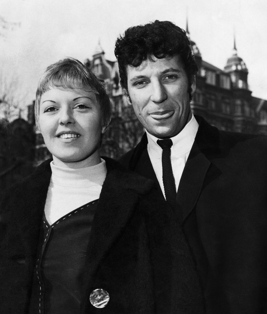 Photo en noir et blanc de Tom Jones et de sa femme Linda à Londres.