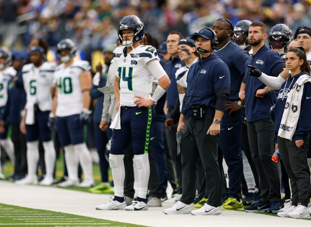 Sam Darnold #14 et Mike Macdonald des Seahawks de Seattle regardent depuis le banc de touche lors d'une victoire 21-19 des Rams lors du match NFL 2025 entre les Seahawks de Seattle et les Rams de Los Angeles au SoFi Stadium le 16 novembre 2025 à Inglewood, en Californie.