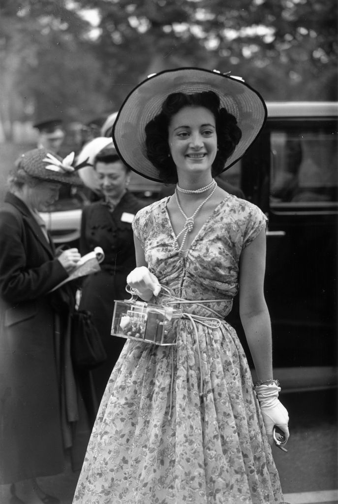 14th June 1949:  Miss Sondra Ritter of New York arrives on the first day of Royal Ascot in Berkshire carrying a novelty transparent perspex vanity bag.  (Photo by J. A. Hampton/Topical Press Agency/Getty Images)