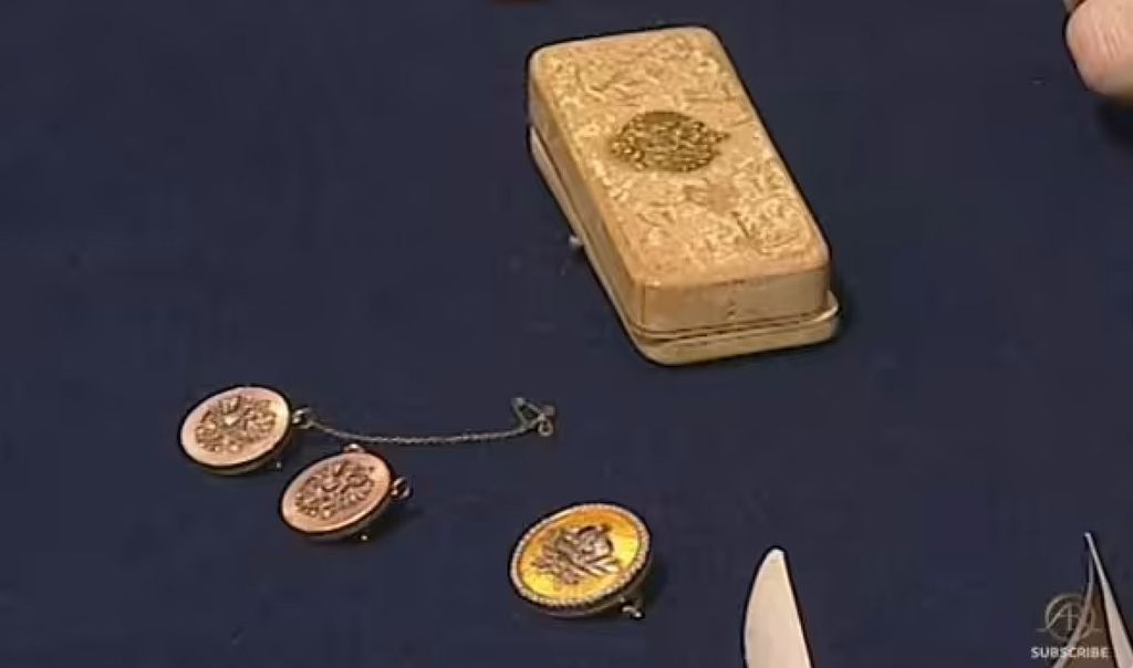 An Antiques Roadshow brought in her great-grandfather's "gifts" from royalty