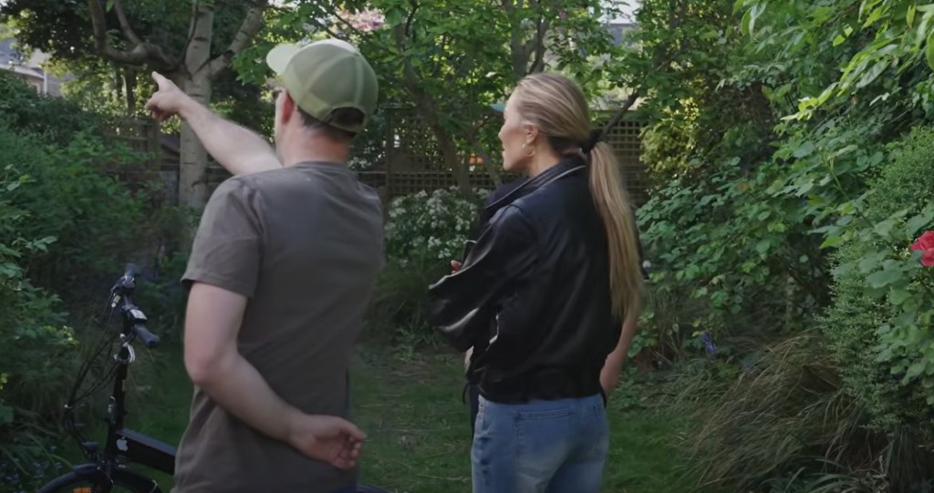 Sophie Habboo debout dans son jardin à elle et la nouvelle maison de Jamie Laing