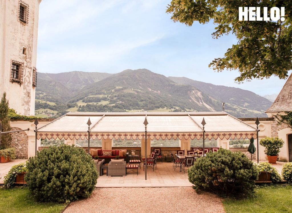 La pergola du jardin devant le château historique de Tratzberg en Autriche